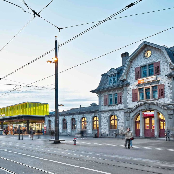 OHZ 20 Bahnhof Oerlikon 1 Aussen 2100x1225